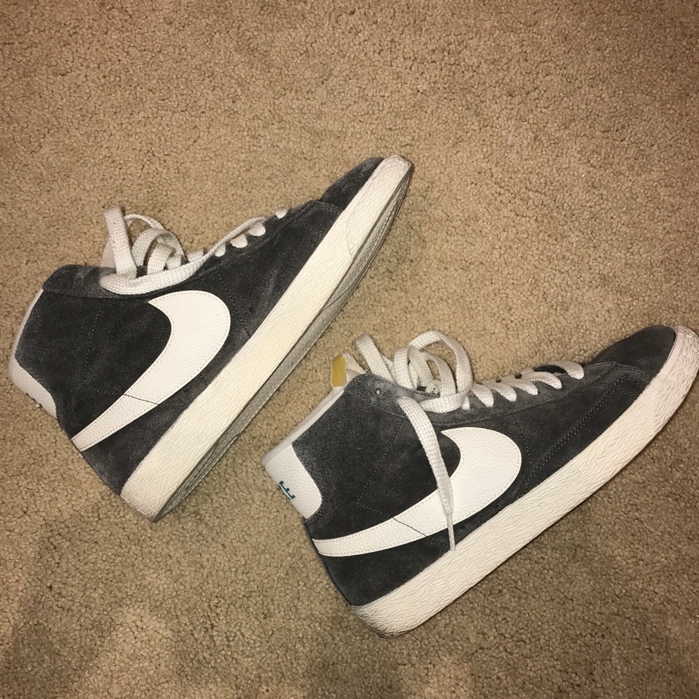 Nike vintage women’s high top sneaker-gray suede